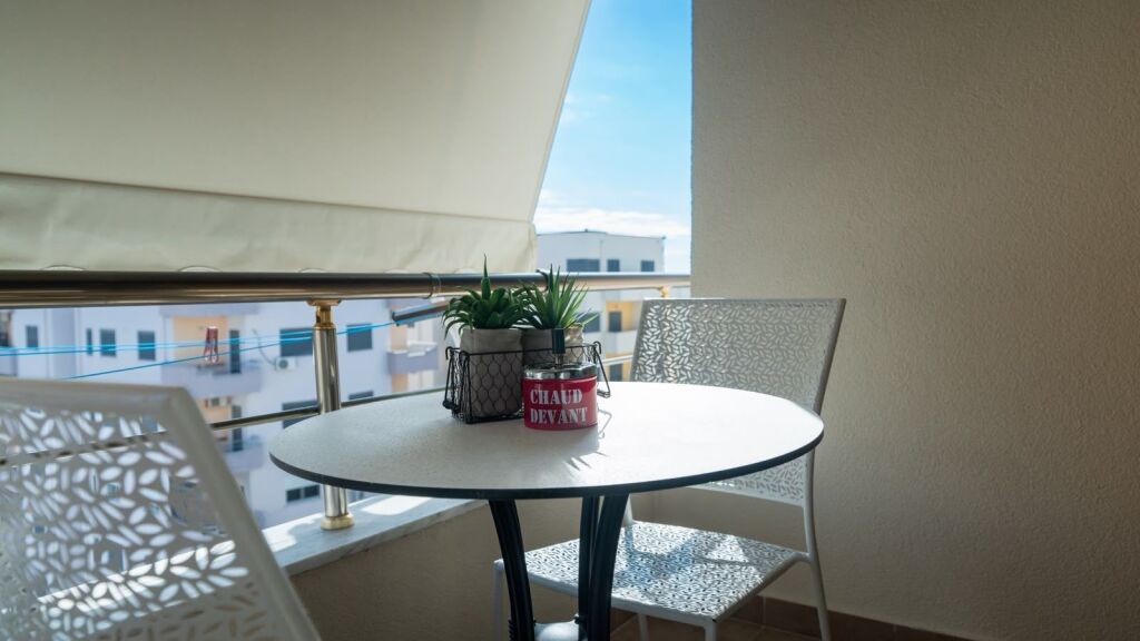 Jepet me Qera i mobiluar Luxury Apartament 1+1pran Spar Plazh Durres