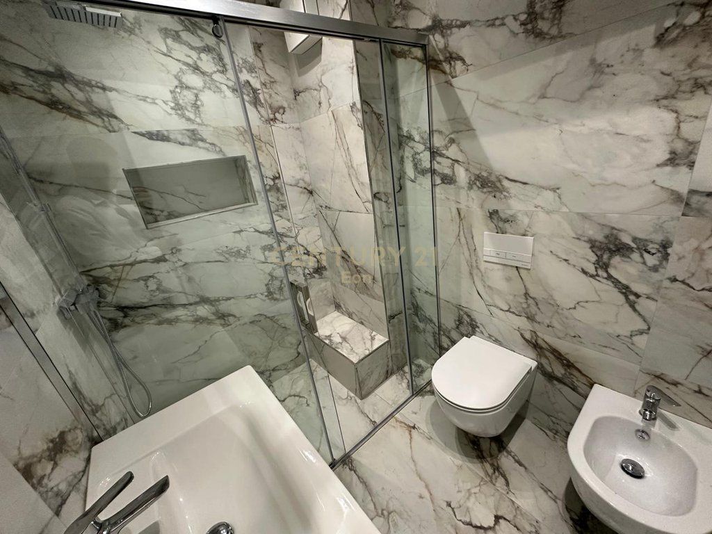 SHITET APARTAMENT 2+1+2 ME PAMJE DETI TEK "WHITE HILL RESIDENCE" NE CURRILA !