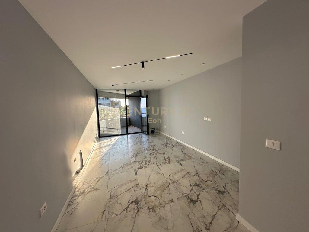SHITET APARTAMENT 2+1+2 ME PAMJE DETI TEK "WHITE HILL RESIDENCE" NE CURRILA !