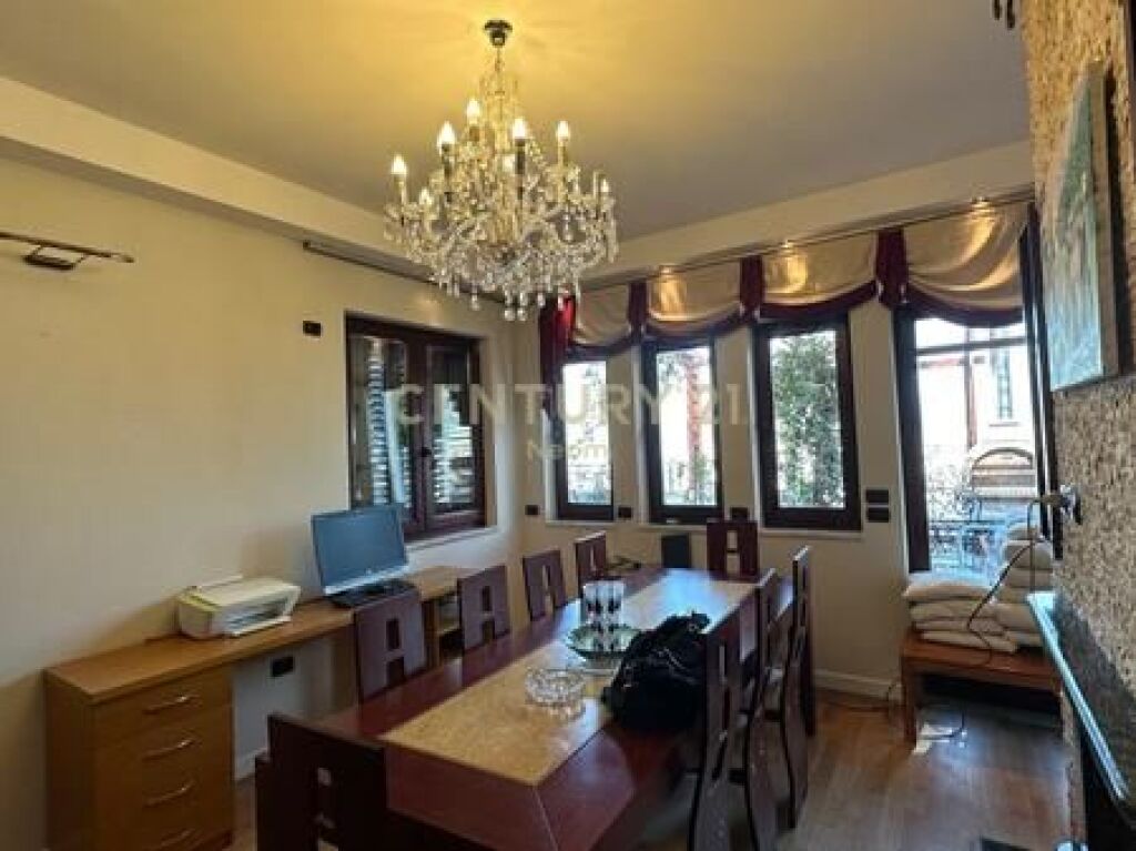 Shitet Apartament 3+1+3 Penthouse me Pamje Panoramike nga Tirana