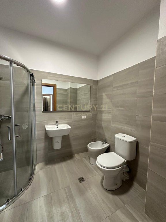 Apartament 3+1+2 për qira pranë Tregut Industrial Durres 800 € /Muaj