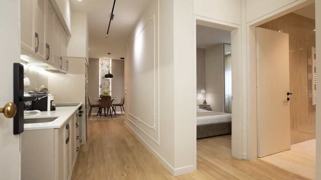 Jepet me Qera i mobiluar Luxury Apartament 1+1pran Spar Plazh Durres