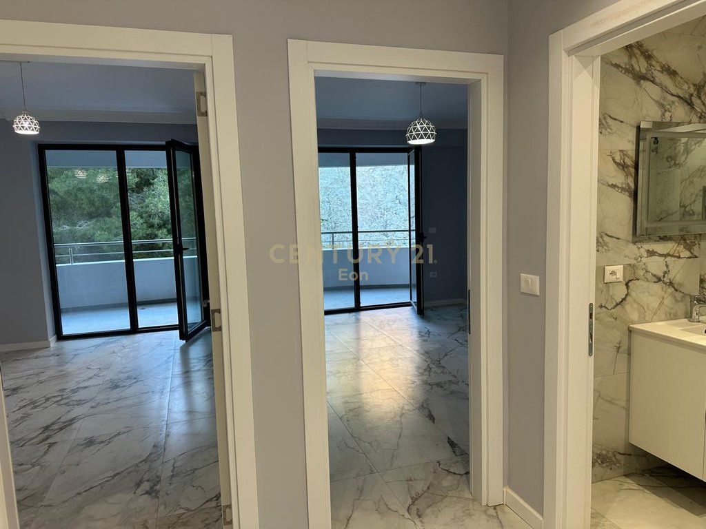 SHITET APARTAMENT 2+1+2 ME PAMJE DETI TEK "WHITE HILL RESIDENCE" NE CURRILA !