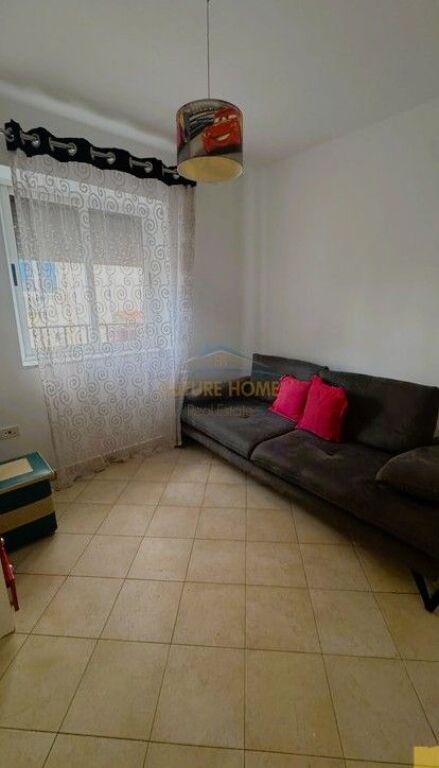Disponojmë për qera apartament 3+1 tek Rruga Fortuzi