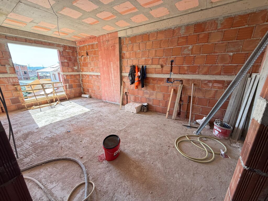 🏡 Shitet apartament 1+1  📍 Rruga “5 Maji”, Tiranë