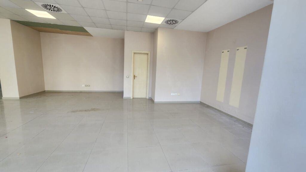 Japim Ambient Komercial Me Qira në zonën e Ish Rajonit në Durrës !