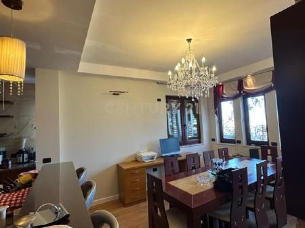 Shitet Apartament 3+1+3 Penthouse me Pamje Panoramike nga Tirana
