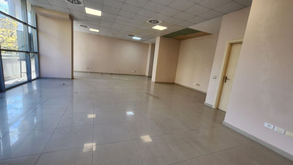 Japim Ambient Komercial Me Qira në zonën e Ish Rajonit në Durrës !