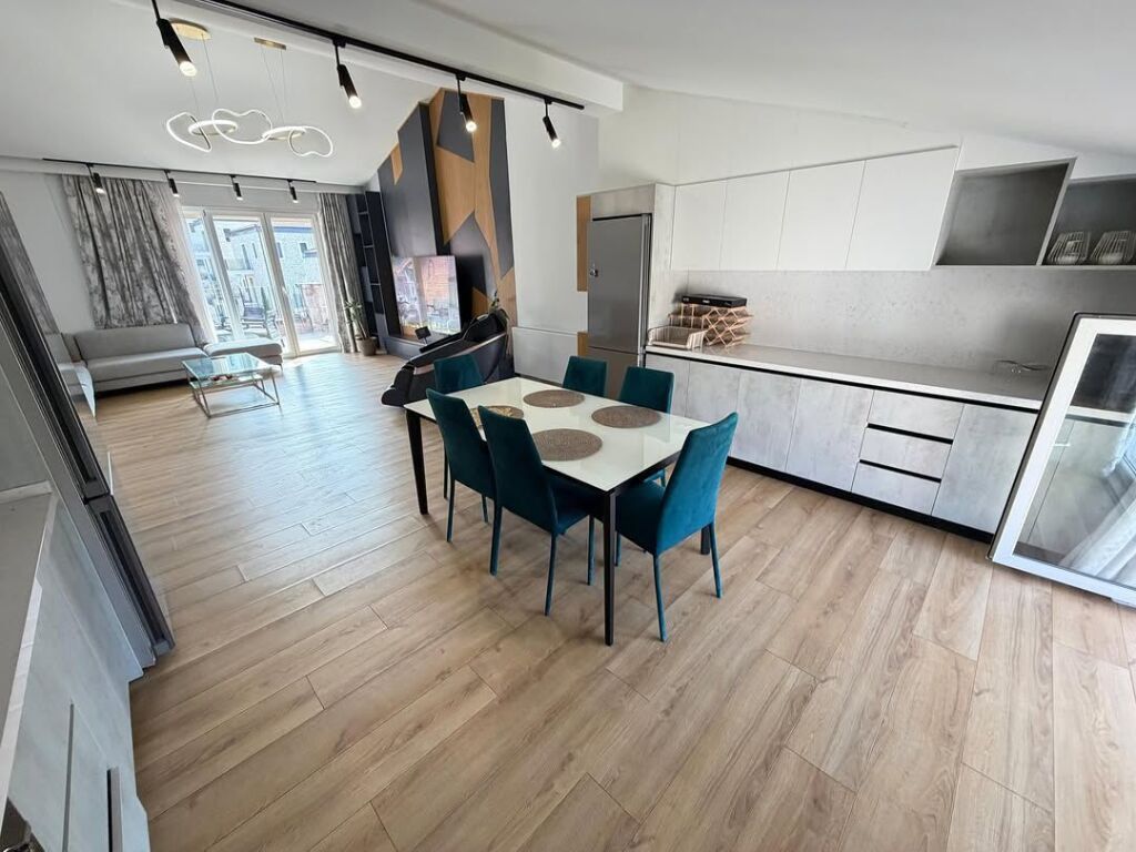 JEPET APARTAMENT 3+1 ME QERA TEK TEG