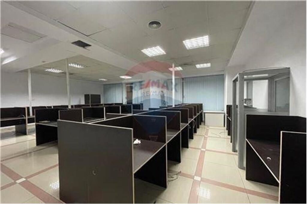 Zyre per qira perballe Kristal Center!
