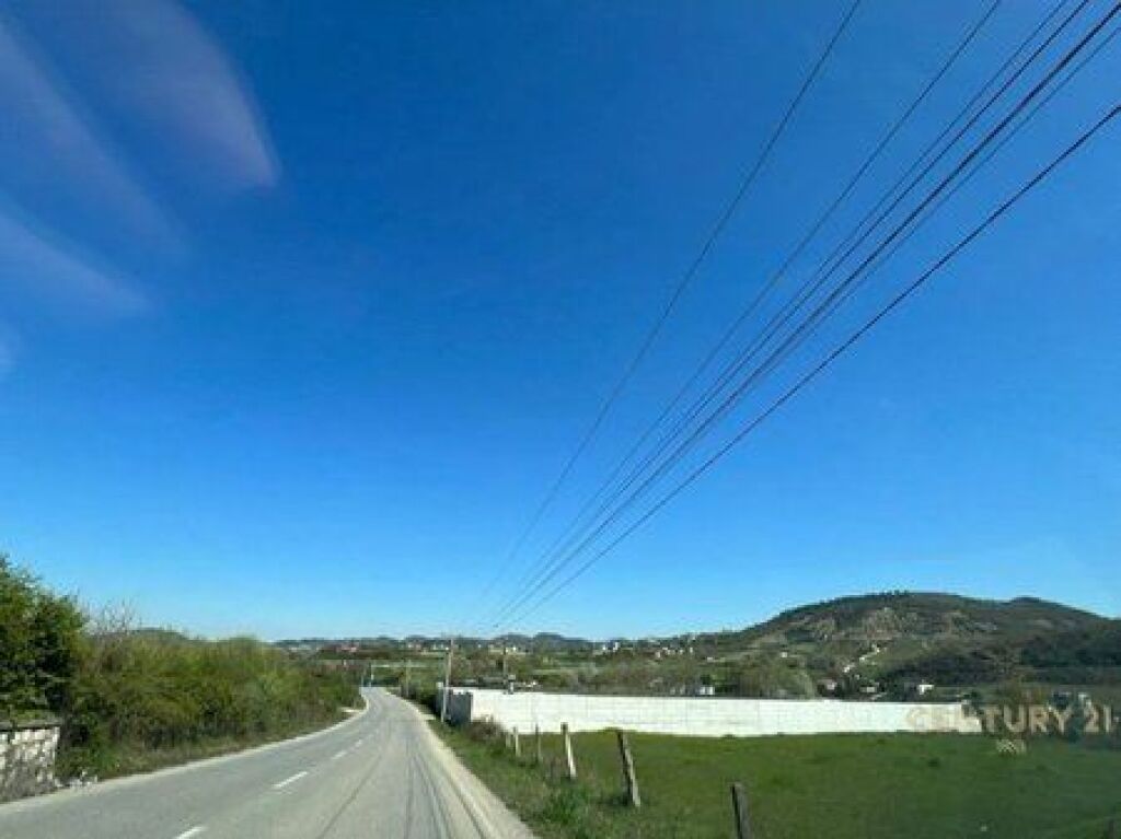 SHITET TOKË BUZË RRUGE NË VISHAJ