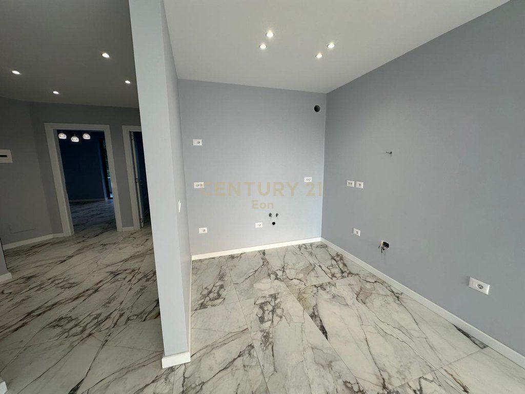 SHITET APARTAMENT 2+1+2 ME PAMJE DETI TEK "WHITE HILL RESIDENCE" NE CURRILA !