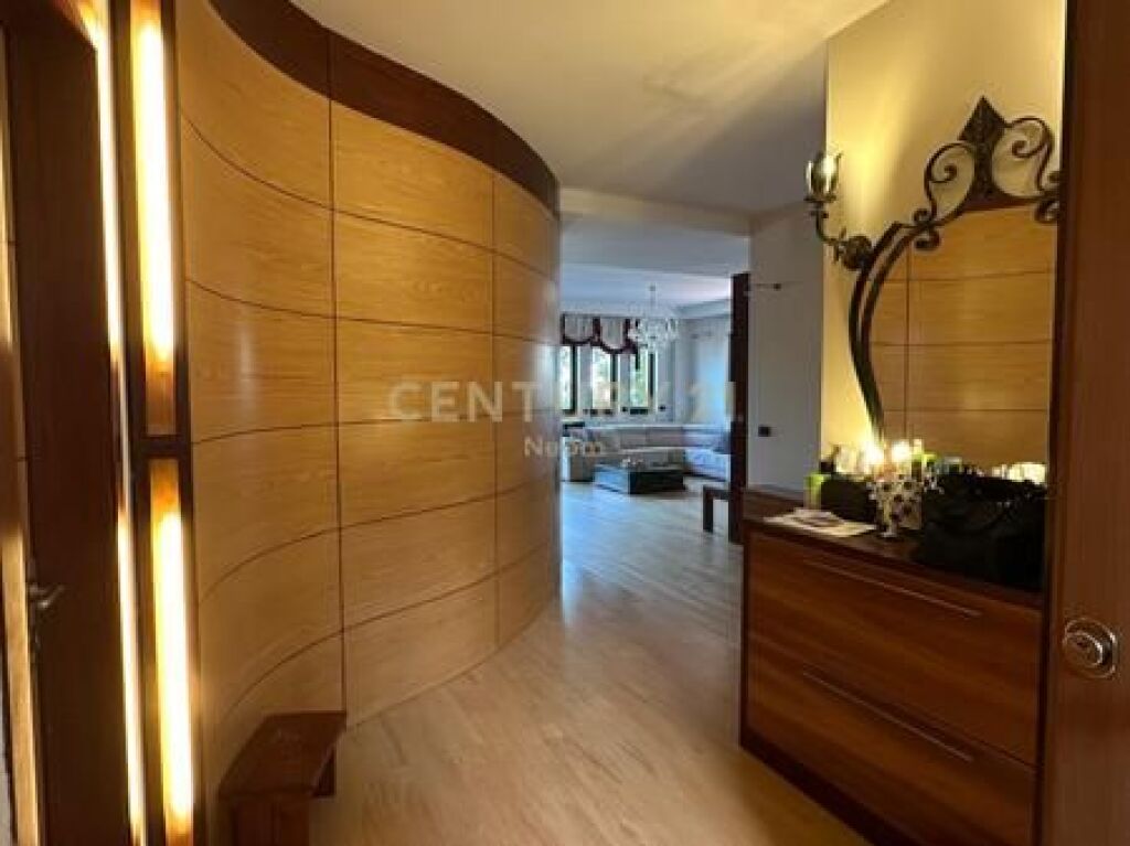 Shitet Apartament 3+1+3 Penthouse me Pamje Panoramike nga Tirana