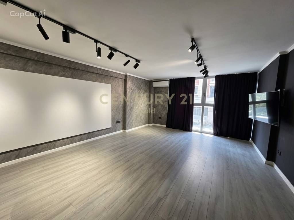 Locale ufficio in vendita vicino al Nuovo Bazaar! 142.000 €