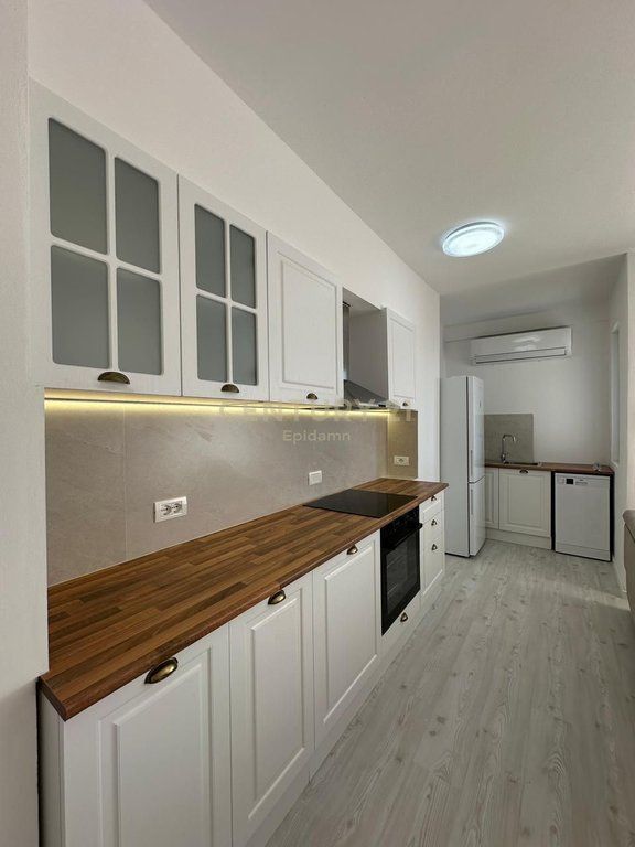 Apartament 3+1+2 për qira pranë Tregut Industrial Durres 800 € /Muaj