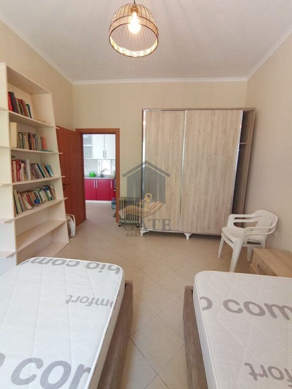 Jepet me qira, Apartament 1+1, Në Golem