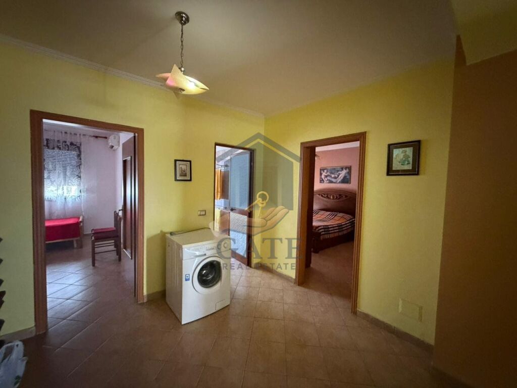 Jepet me qira, Apartament 3+1+2 Ballkone, Në Qendër të Durrësit – Tek Poliklinika.