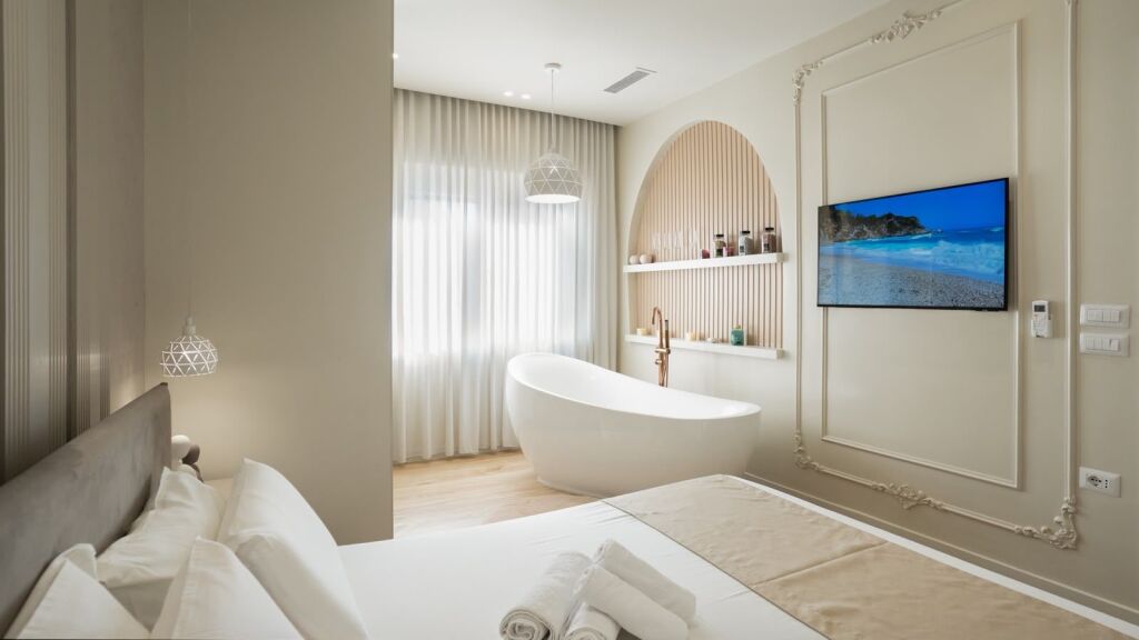 Jepet me Qera i mobiluar Luxury Apartament 1+1pran Spar Plazh Durres