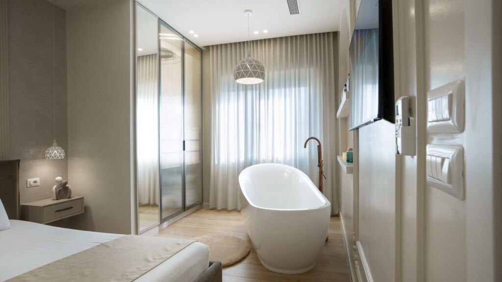 Jepet me Qera i mobiluar Luxury Apartament 1+1pran Spar Plazh Durres