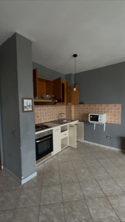 Shitet Apartament 2+1 pranë Stadiumit – Durrës