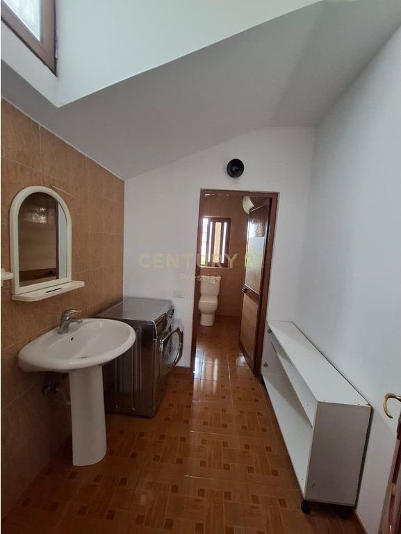 VILLA FLOOR FOR RENT LOCATED AT THE SHKOZA ROUNDABOUT! 450 € /Month