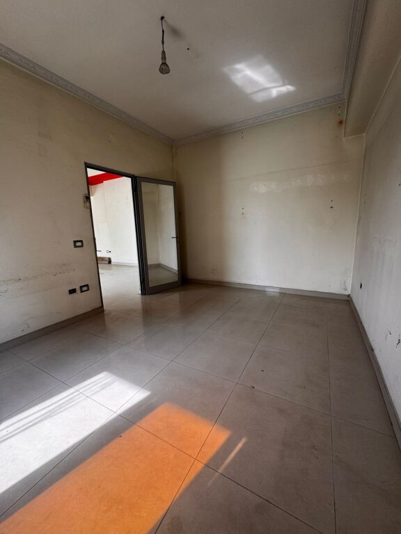 🏢 JEPET ME QERA AMBIENT I PËRSHTATSHËM PËR BIZNES 🏢  📍 Vendndodhja: Zona e Stacionit të Trenit, Durrës 📐 Sipërfaqe: 85 m² 🏢 Kati: 2 💰 Qeraja: 1,000,000 Lekë / vit 📅 Kusht pagese: Pagesë 1-vjeçare  Ambient me pozicion të favorshëm, i përshtatshëm për aktivitete të ndryshme biznesi si zyra, klinikë, kurs profesional, studio, agjenci, qendër estetike dhe aktivitete të tjera shërbimi.  Zona ofron akses të lehtë dhe ndodhet pranë rrugëve kryesore, duke e bërë një zgjedhje ideale për zhvillimin e biznesit tuaj.  