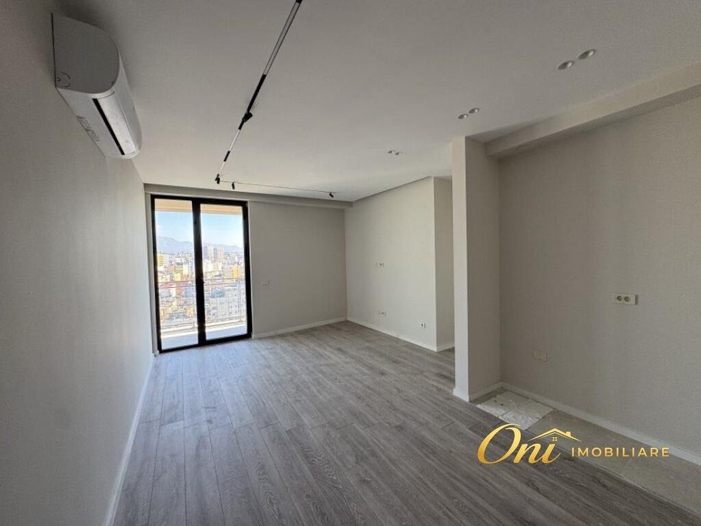 JEPET ZYRE ME QERA 200M2 RRUGA MINE PEZA