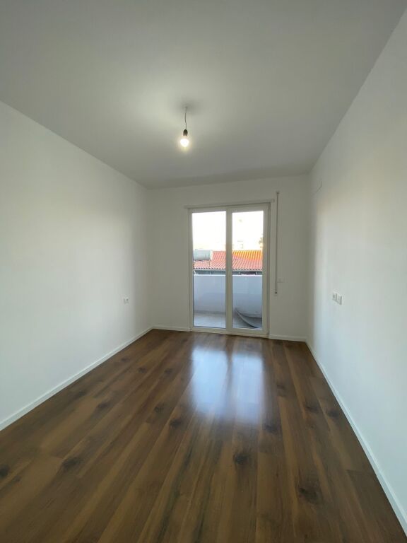 Rruga e Dibres,perballe Ministrise se Mbrojtjes jepet me qera apartament1+1,pjeserisht i mobiluar 45,000Leke    