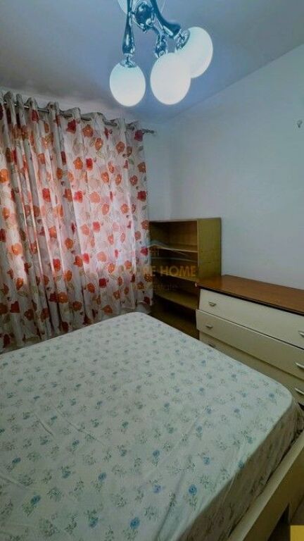 Disponojmë për qera apartament 3+1 tek Rruga Fortuzi