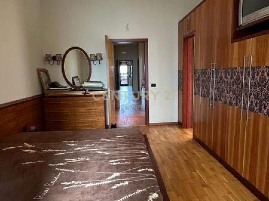 Shitet Apartament 3+1+3 Penthouse me Pamje Panoramike nga Tirana