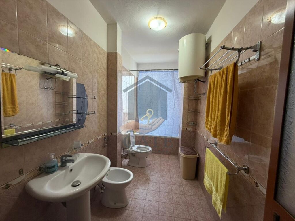 Jepet me qira, Apartament 3+1+2 Ballkone, Në Qendër të Durrësit – Tek Poliklinika.