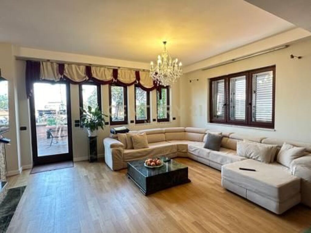 Shitet Apartament 3+1+3 Penthouse me Pamje Panoramike nga Tirana