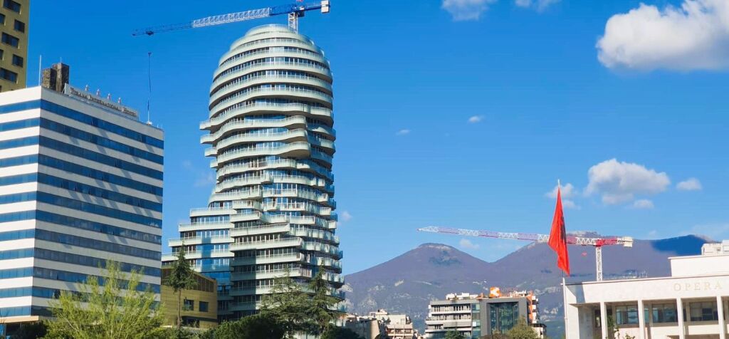 🏙️ Shitet Apartament 1+1 te TIRANA'S ROCK – Sheshi Skënderbej, Tiranë📍