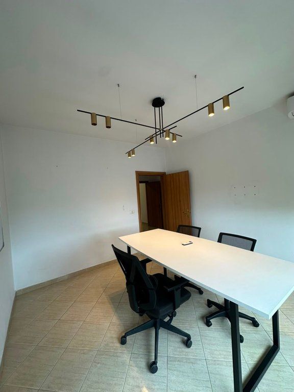 Qera, Ambient per zyra, Komuna e Parisit, Tirane