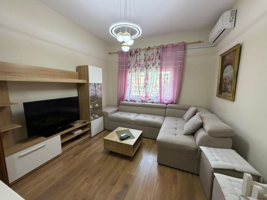 Apartament 1+1 per qera te komuna parisit