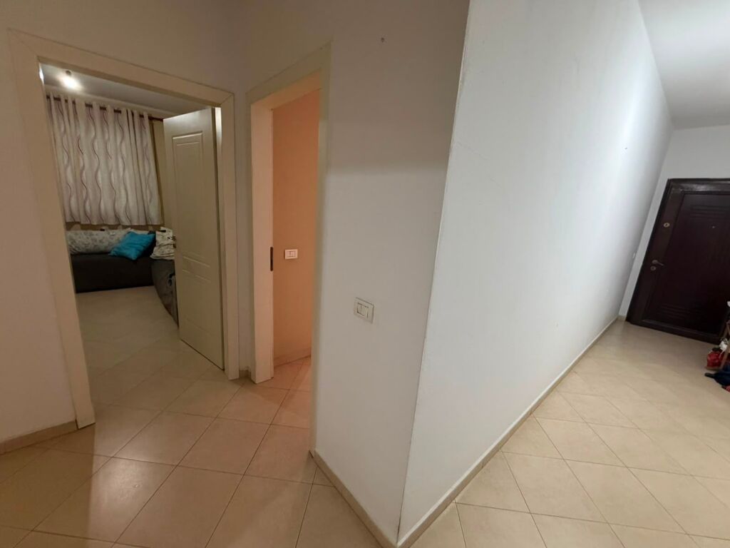 Jepet me qera 2+ashensor ne astir mobiluar 400 eu