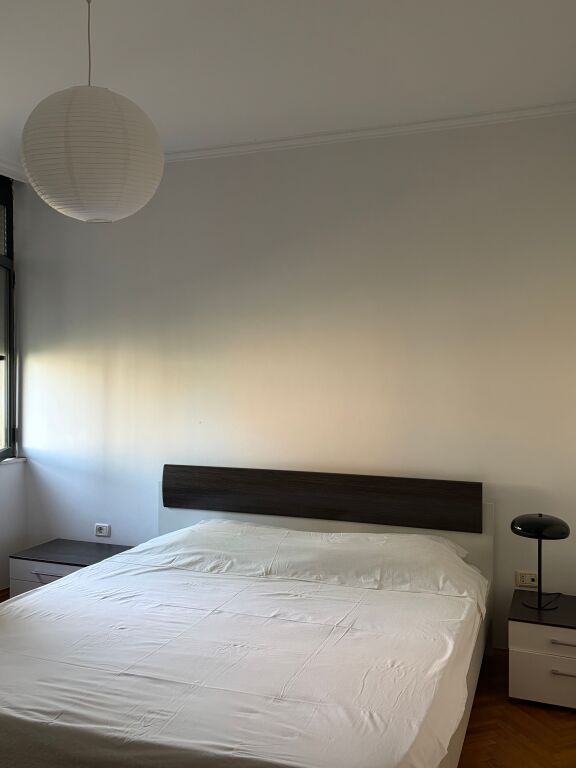Apartament stil modern me 2 dhoma gjumi në dispozicion për qira në një vendndodhje kryesore
