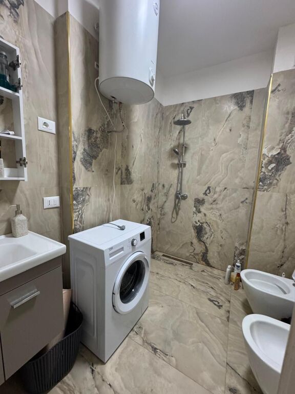 Shitet Apartament 1+1 në Golem – Tek Pishat e Buta