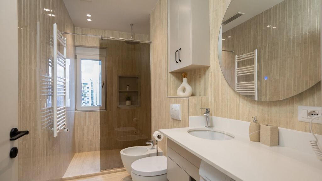 Jepet me Qera i mobiluar Luxury Apartament 1+1pran Spar Plazh Durres