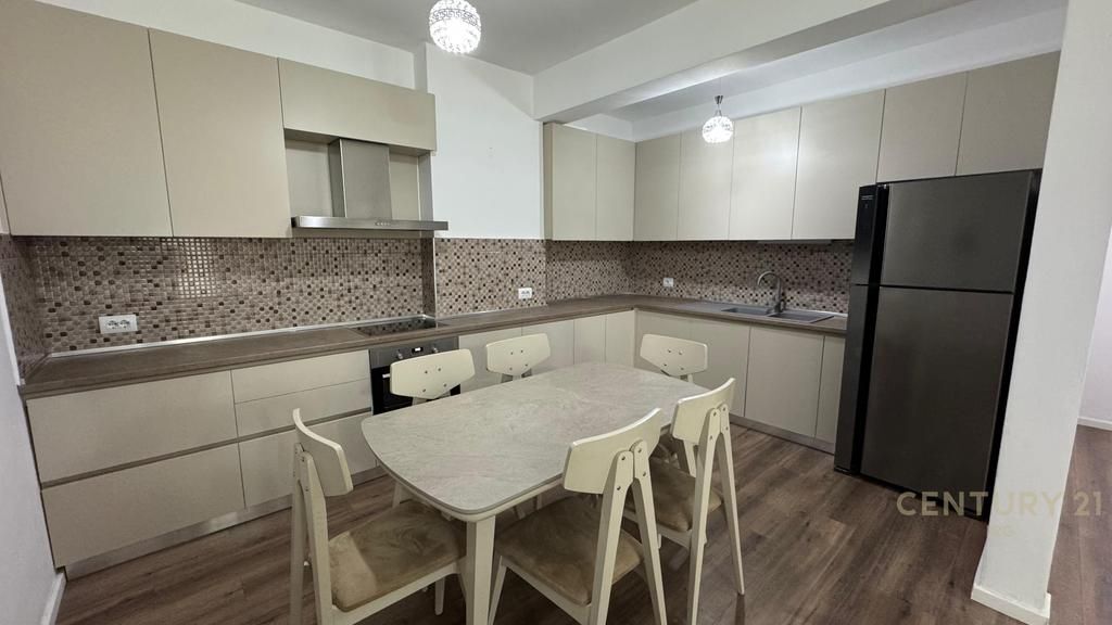 ME QIRA APARTAMENT 2+1+POST PARKIMI TEK KOPSHTI BOTANIK !