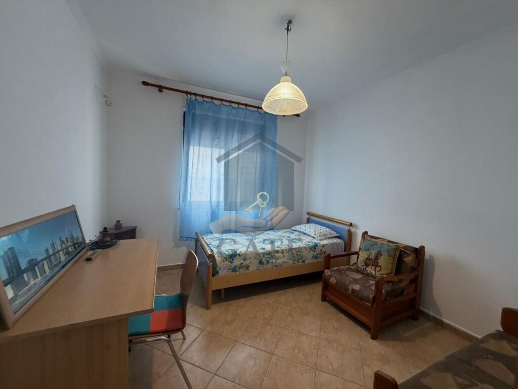 Jepet me qira, Apartament 3+1+2 Ballkone, Në Qendër të Durrësit – Tek Poliklinika.