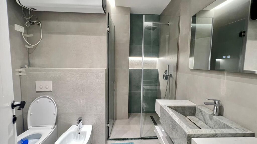 FOR RENT: 1+1 Apartment 📍 Komuna e Parisit (Near Bar Oslo) – 2nd Floor – 70,000 ALL/Month – 70 m² – 100% New and Recently Renovated ✨