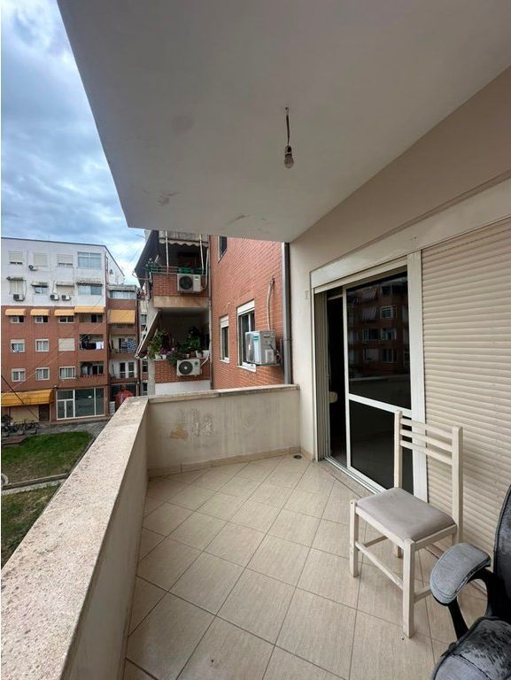 Qera, Ambient per zyra, Komuna e Parisit, Tirane