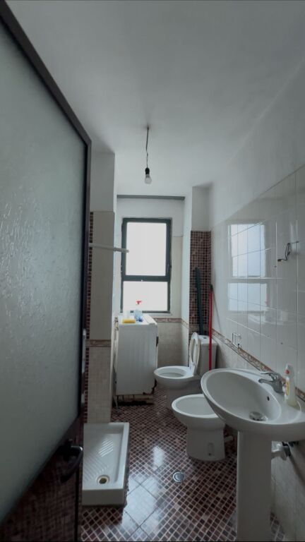 Shitet Apartament 2+1 pranë Stadiumit – Durrës