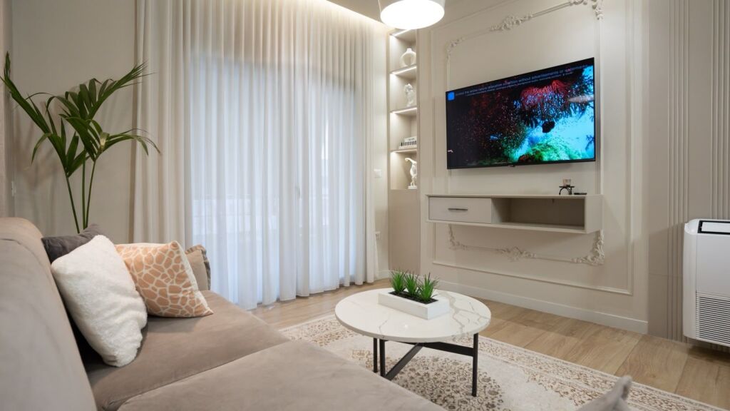 Jepet me Qera i mobiluar Luxury Apartament 1+1pran Spar Plazh Durres