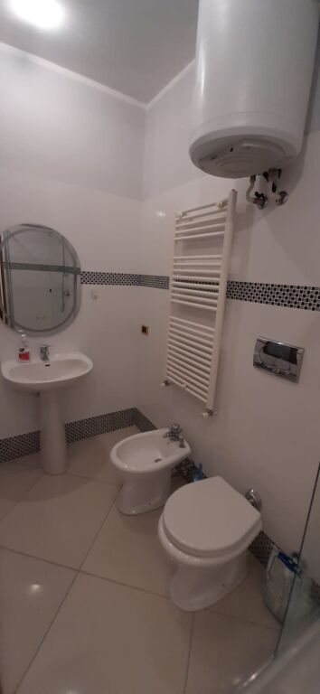🏢Ish Kinostudio,prane Kopshtit  Lala jepet me qera apartament1+1+ambient gatimi,i mobiluar. 45,000Leke