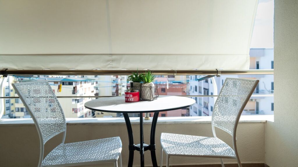 Jepet me Qera i mobiluar Luxury Apartament 1+1pran Spar Plazh Durres