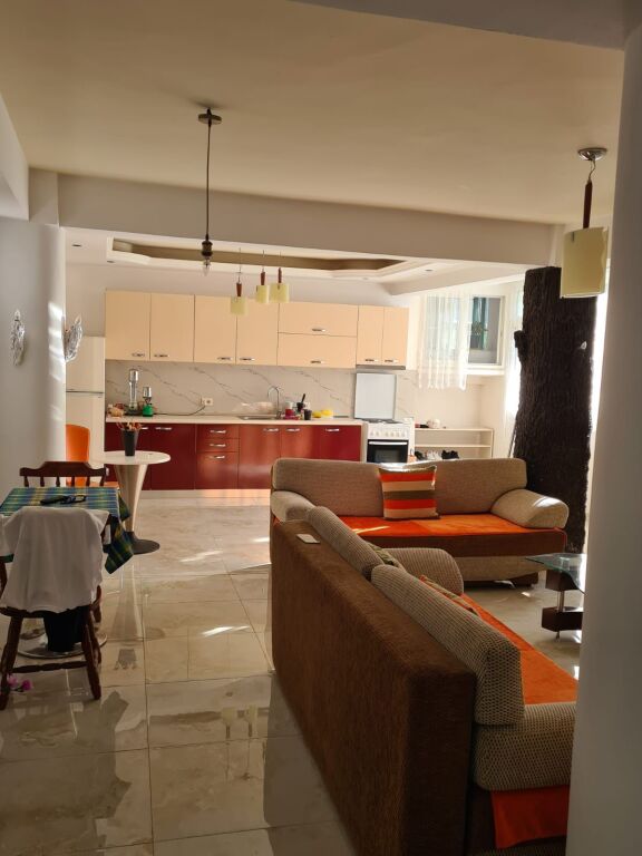 🏡 JEPET APARTAMENT ME QERA 2+1 TEK QYTET STUDENTI