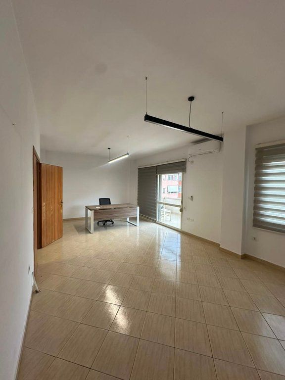 Qera, Ambient per zyra, Komuna e Parisit, Tirane