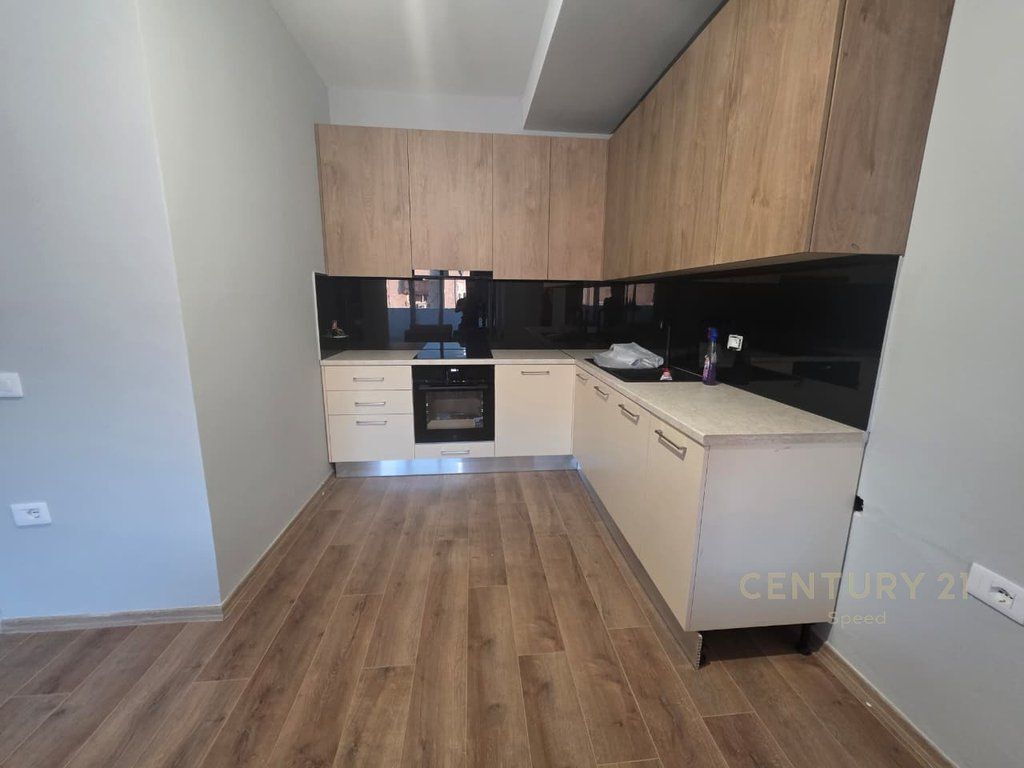 APARTAMENT 2+1 ME QIRA – SHKOLLA E BASHKUAR 570 € /Muaj
